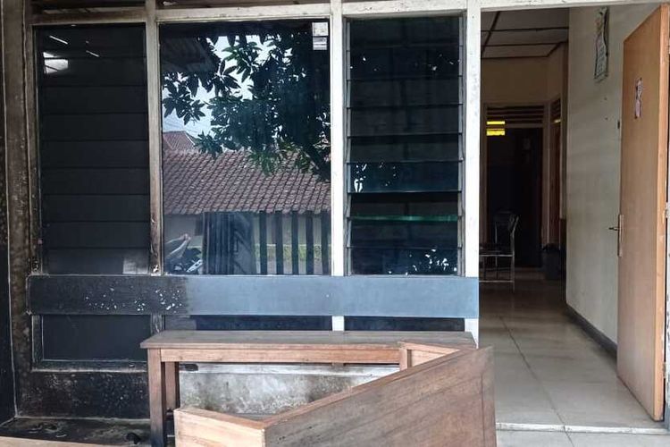 Kondisi kantor LBH Yogyakarta setelah mendapatkan aksi teror pelemparan molotov, Sabtu (18/9/2021)