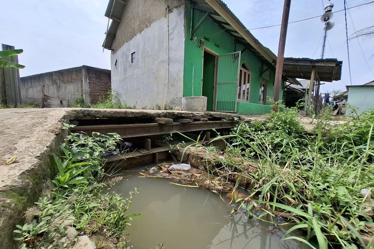Sejumlah warga di Desa Ciluncat, Kecamatan Cangkuang dan Desa Soreang, Kabupaten Bandung, Jawa Barat yang membangun rumah di atas rel kereta api Bandung-Ciwidey, Sabtu (19/4/2025)