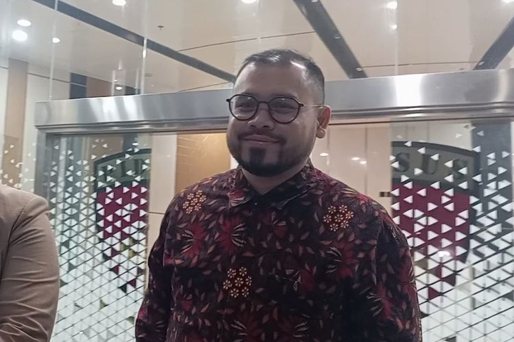 Eks Stafsus Mendikbudristek era Nadiem Makarim, Ibrahim Arief saat ditemui di Lobi Gedung Bundar Jampidsus Kejaksaan Agung, Jakarta, Kamis (12/6/2025).