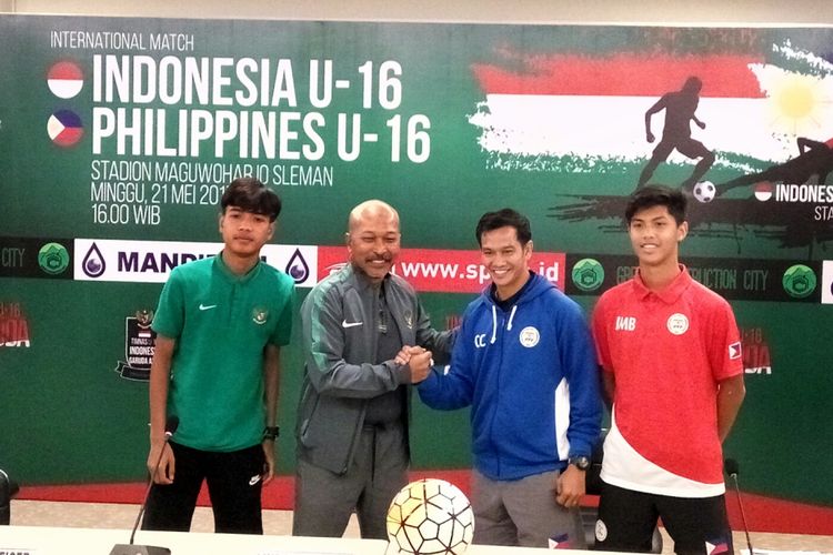Pelatih timnas Indonesia U-16 Fakhri Husaini saat bersalaman dengan Pelatih timnas Filipina U-16 Chieffy Caligdong, Sabtu (20/5/2017).  