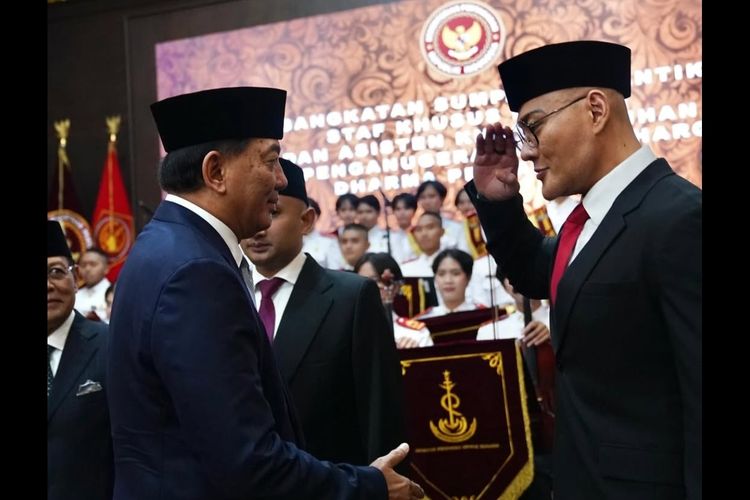 Deddy Corbuzier dilantik sebagai Staf Khusus Menteri Pertahanan, Selasa (11/2/2025). Deddy dilantik langsung oleh Menteri Pertahanan Sjafrie Sjamsoeddin. Berapa Gaji Deddy Corbuzier Sebagai Staf Khusus Menhan?