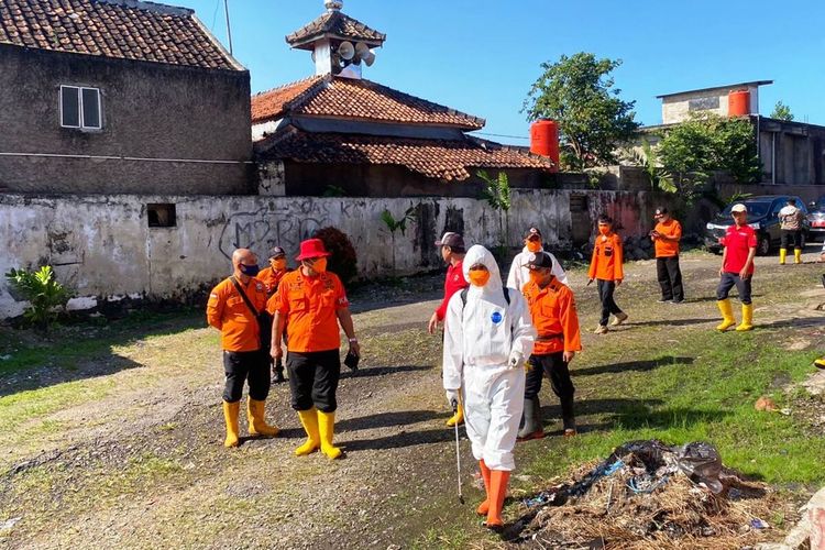 Kegiatan disinfeksi rumah potong hewan yang dilaksanakan BPBD Cianjur, Jawa Barat, jelang pelaksanaan hari raya Idul Adha 1443 H