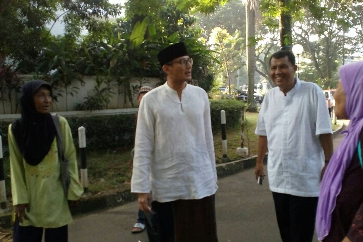 Wakil gubernur DKI  terpilih Sandiaga Uno kala berinteraksi dengan warga seusai menjalankan Shalat Id di Masjid At-Taqwa, Jakarta Selatan, Minggu (25/6/2017).