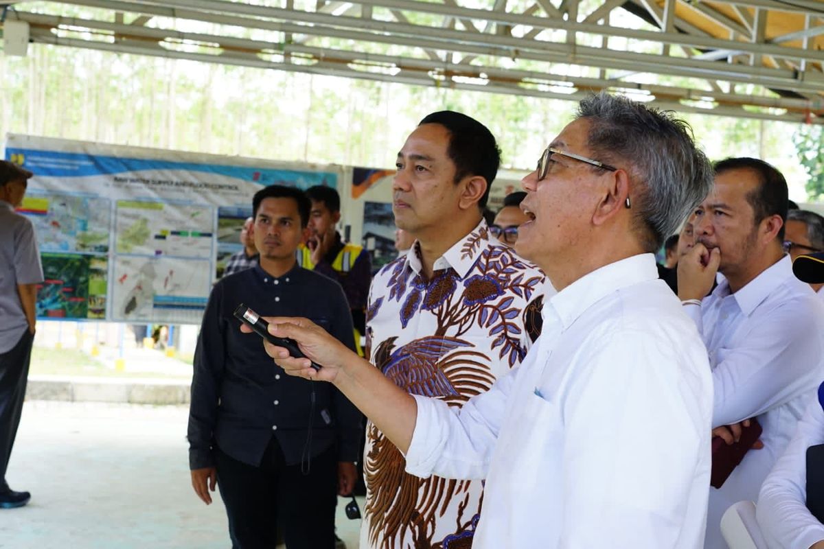 Kepala Lembaga Kebijakan Pengadaan Barang/Jasa Pemerintah (LKPP) Hendrar Prihadi saat mengunjungi lokasi pembangunan IKN Nusantara bersama jajaranya dan didampingi Ketua Satuan Tugas (Satgas) Pembangunan IKN Danis Sumadilaga di Kalimantan Timur, Minggu (9/4/2022).
