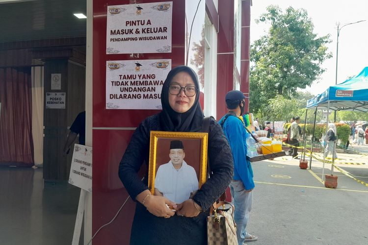 Istri Wakili Wisuda Suami yang Meninggal, Tangis Haru Iringi Prosesi di Unsika