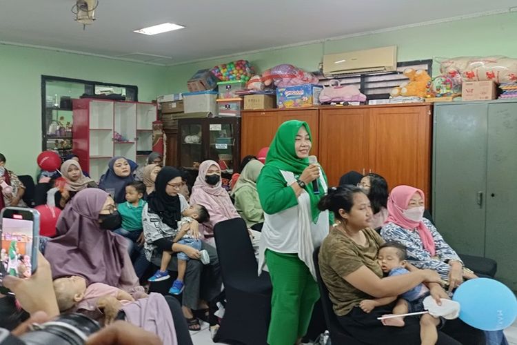Program edukasi ?Lembutnya Makuku, Buat Nyaman Anakku? digelar di Posyandu Melati, Pisangan Timur, Jakarta, Senin (23/10/2023). 