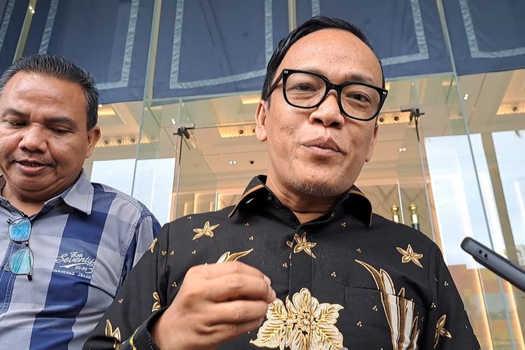 Ketua Umum Jokowi Mania (Joman) yang juga pendiri Ganjar Pranowo (GP) Mania, Immanuel Ebenezer memberikan keterangan pers sesuai bertemu pengurus Partai Nasdem di Nasdem Tower, Gondangdia, Jakarta, Selasa (14/2/2023).