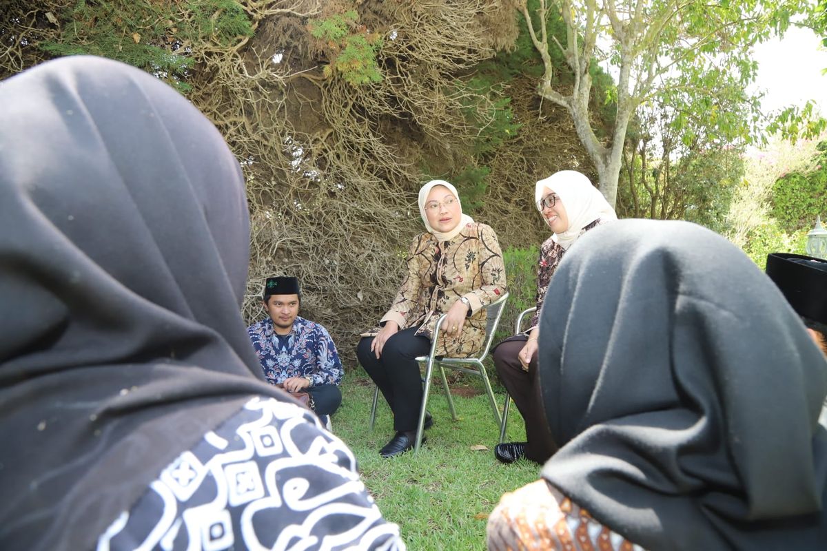 Menteri Ketenagakerjaan (Menaker) Ida Fauziyah ketika melakukan pertemuan dengan perwakilan diaspora dan pekerja migran Indonesia (PMI) di Kantor Kedutaan Besar Republik Indonesia (KBRI) Rabat, Maroko, Kamis (15/6/2023).
