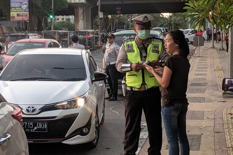 Ilustrasi tilang pada pelanggar lalu lintas pengguna mobil di Jalan Gunung Sahari, Pademangan, Jakarta Utara yang, Selasa (10/9/2019)