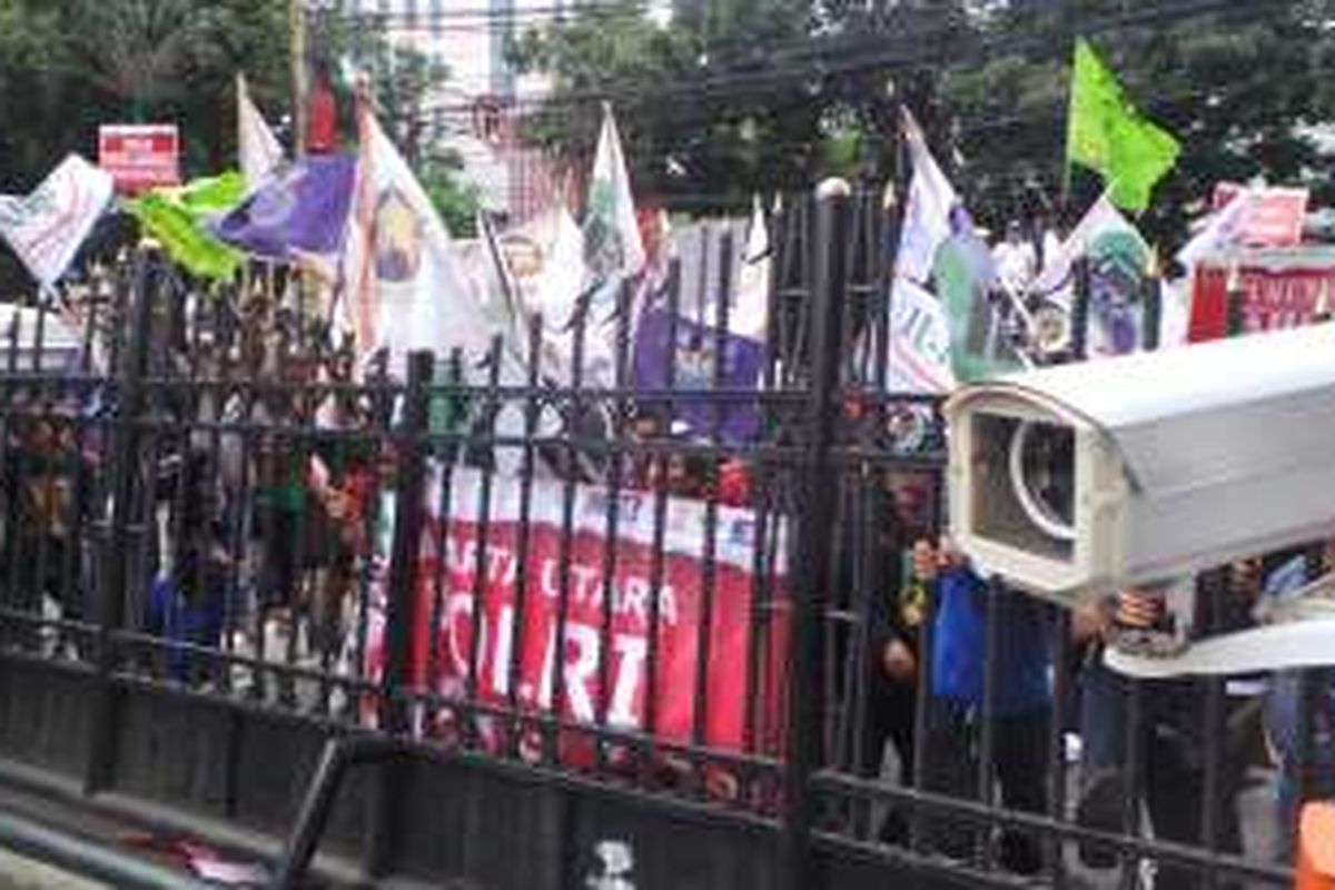 Massa pendemo dari Aliansi Masyarakat Jakarta Utara (AMJU) menggedor-gedor pagat DPRD DKI Jakarta, Jumat (20/5/2016). Mereka menuntut DPRD DKI Jakarta melakukan hak menyatakan pendapat (HMP) kepada Gubernur DKI Jakarta Basuki Tjahaja Purnama. 