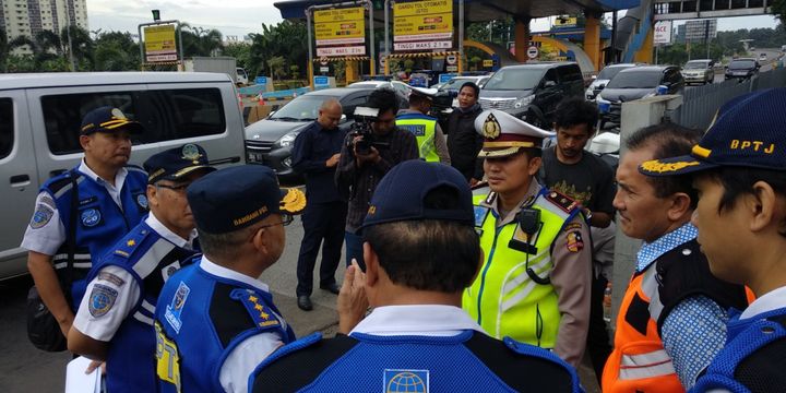 Kepala BPTJ Bambang Prihartono di pinto Tol Bekasi, Selasa (27/3/2018), berkoordinasi dengan sejumlah pihak di lapangan terkait penindakan terhadap pelanggaran kebijakan pembatasan kendaraan berdasarkan plat ganjil-genap, 
