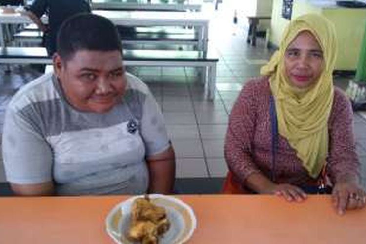 Ruslan Yusuf alias Ulcok dan ibunya Nuraeni saat ditemui di kantin Gedung Kompas Gramedia, Palmerah, Jakarta Barat, Kamis (25/2/2016).