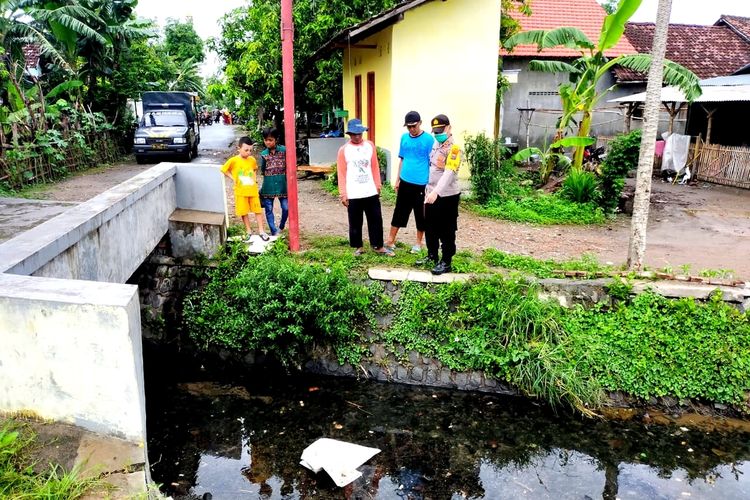 Lokasi penemuan mayat bayi laki-laki di Sungai Gayaman, Kabupaten Mojokerto, Jawa Timur, Senin (7/12/2020).