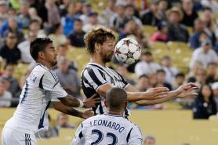 Striker Juventus, Fernando Llorente, berusaha melindungi bola dari gangguan dua pemain LA Galaxy, Leonardo dan A.J. De La Garza, pada laga persahabatan.