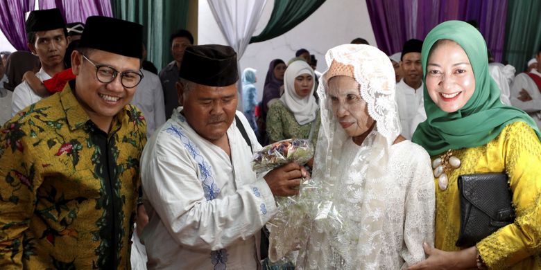 Ketua Umum PKB, Muhaimin Iskandar dan istri, Rustini Murtadho mendampingi pasangan pengantin Mang Kus dan Marsiati mengikuti nikah massal yang diselenggarakan Partai Kebangkitan Bangsa di KUA Menteng, Jakarta Pusat, Jumat (25/8/2017). Sebanyak 103 pasangan pengantin mengikuti acara ini.