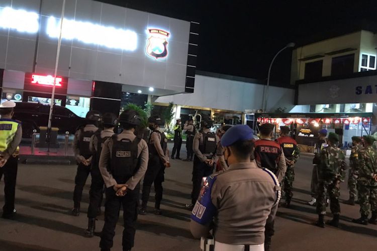 Personel kepolisian bersama TNI dan pihak terkait, menggelar apel di halaman Mapolres Lamongan sebelum melaksanakan patroli skala besar, Kamis (21/10/2021) malam.