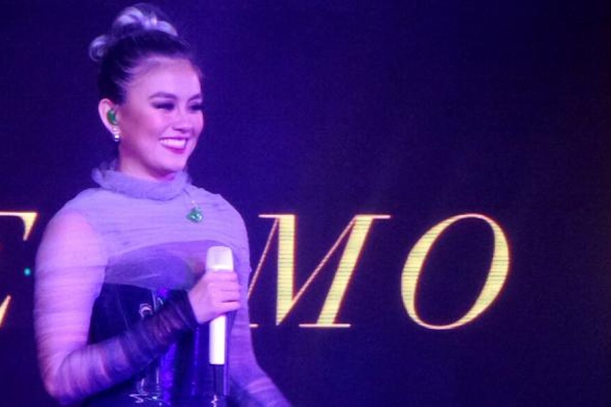 Vokalis Agnez Mo dalam sebuah acara di Grand Indonesia, Jakarta Pusat, Minggu (27/11/2016).