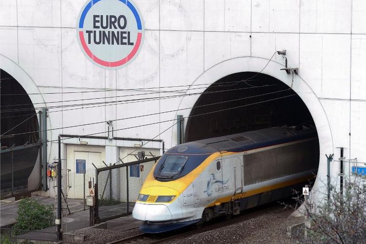 Sebuah kereta Eurostar baru saja muncul dari terowongan yang menghubungkan Inggris dan Perancis.