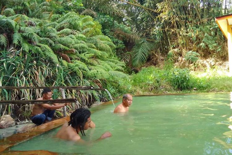 Pemandiaan Air Panas Waebobok di sekitar Danau Sano Nggoang, Desa Sano Nggoang, Kecamatan Sano Nggoang, Kabupaten Manggarai Barat, Flores, NTT, Selasa, (11/10/2022). (KOMPAS.com/MARKUS MAKUR)