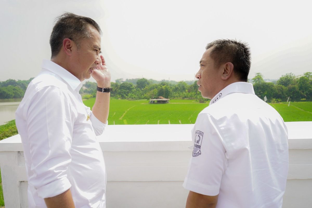 Pj Gubernur Jawa Barat Bey Machmudin dan Bupati Karawang Aep Syaepuloh saat meresmikan jembatan Walahar, Karawang, Jawa Barat, Rabu (27/12/2023).