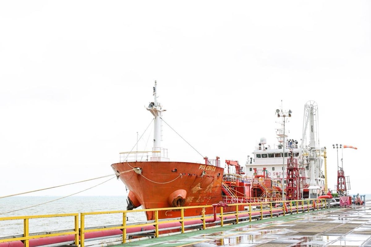 Kapal PIS Cinta sedang melakukan proses pemuatan Avtur hasil pengolahan Kilang Pertamina Balongan di area Terminal Khusus Kilang Balongan, Indramayu, Jawa Barat, Kamis, (29/01/2026). (Dok. Pertamina) 