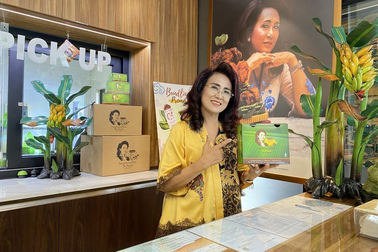 Bu Nanik, owner Pisang Goreng Madu Bu Nanik