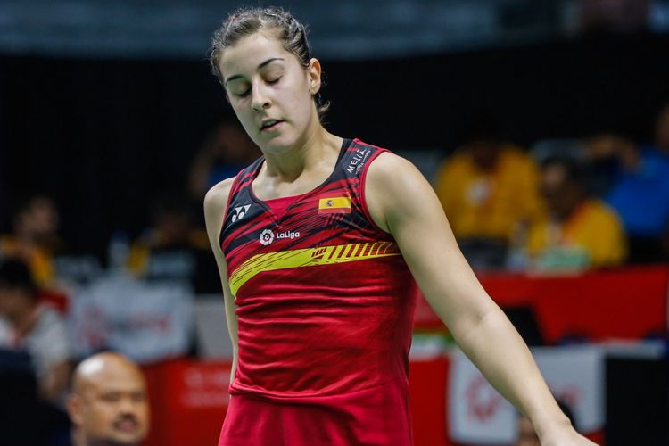 Pebulu tangkis tunggal putri Spanyol, Carolina Marin mengembalikan bola ke arah lawan asal  Indonesia, Dinar Dyah Ayustine dalam laga babak pertama Indonesia Master di Istora Senayan, Jakarta, Rabu (24/1/2018). Carolina Marin menang dengan dua gim 21-12, 21-13.