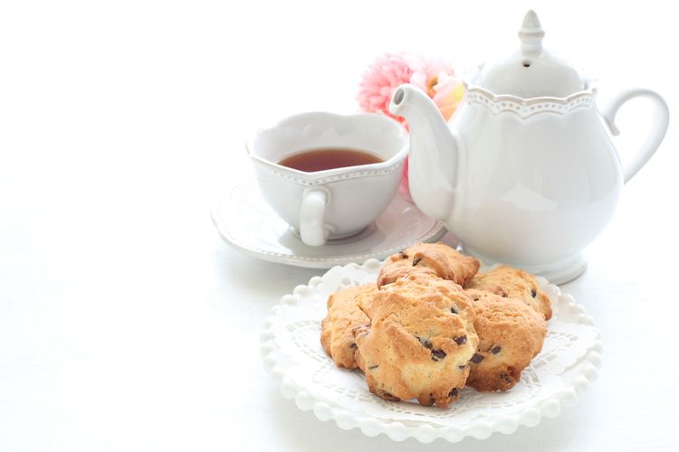 Ilustrasi teh dan kukis buat afternoon tea di rumah. 