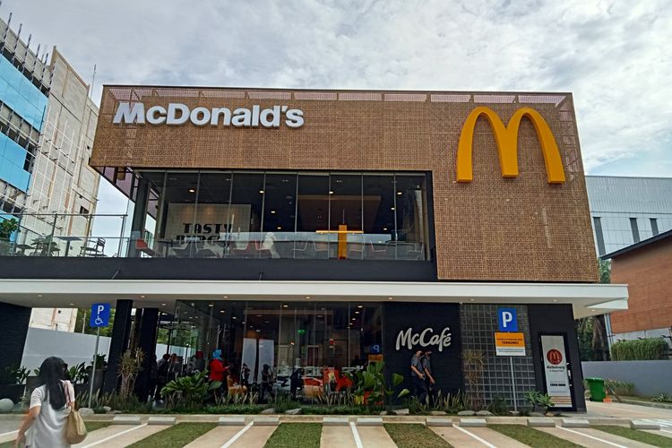 Tampak depan gerai McDonald's Indonesia cabang Boulevard Barat.