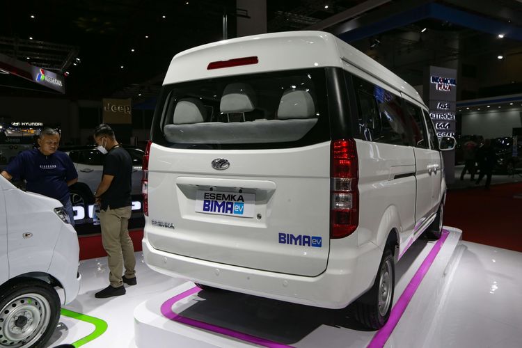 Mobil listrik Esemka Bima EV  dipamerkan di ajang Indonesia International Motor Show (IIMS) 2023 di JIExpo, Kemayoran, Jakarta Pusat, Kamis (16/2/2023). Mobil Esemka Bima EV mulai dipasarkann dalam ajang Indonesia International Motor Show (IIMS) 2023. Bima EV dipasarkan sebesar Rp 540 juta untuk model penumpang atau minibus. Sedangkan untuk yang Cargo dijual Rp 530 juta.