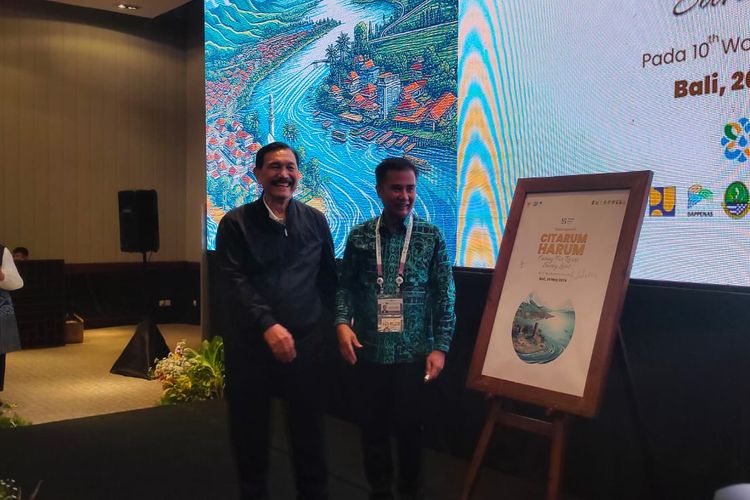 Menteri Koordinator Bidang Kemaritiman dan Investasi Luhut Panjaitan bersama Pj Gubernur Jawa Barat Bey Machmudin saat peluncuran buku Citarum Harum di Bali, Senin (20/5/2024).