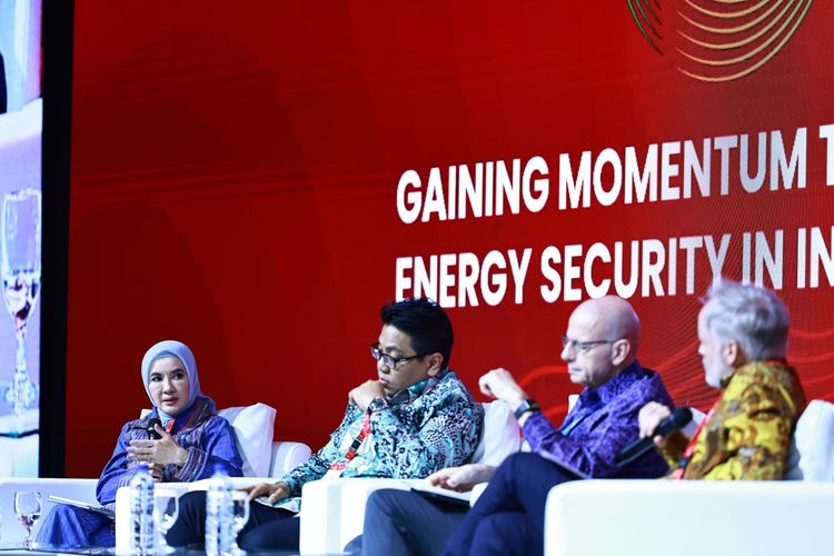 Dirut Pertamina Nicke Widyawati saat menjadi panelis pada The 48th Indonesian Petroleum Association (IPA) Convention & Exhibition, Selasa (14/5/2024).