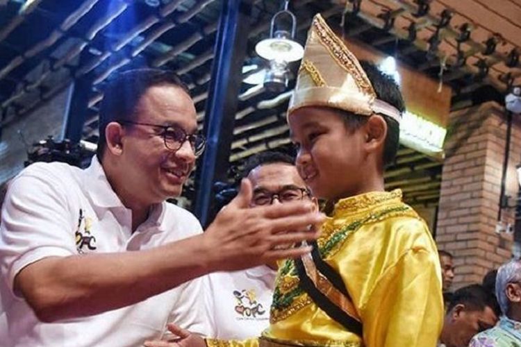 Gubernur DKI Jakarta Anies Baswedan sedang bercengkrama dengan anak-anak dalam sebuah acara di Jakarta. 