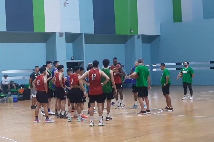 Skuad timnas basket Indonesia menjalani sesi latihan menjelang SEA Games 2023 Kamboja. Sesi latihan ini digelar di Lapangan GBK Arena, Senayan, Jakarta, pada Rabu (3/5/2023) sore WIB.