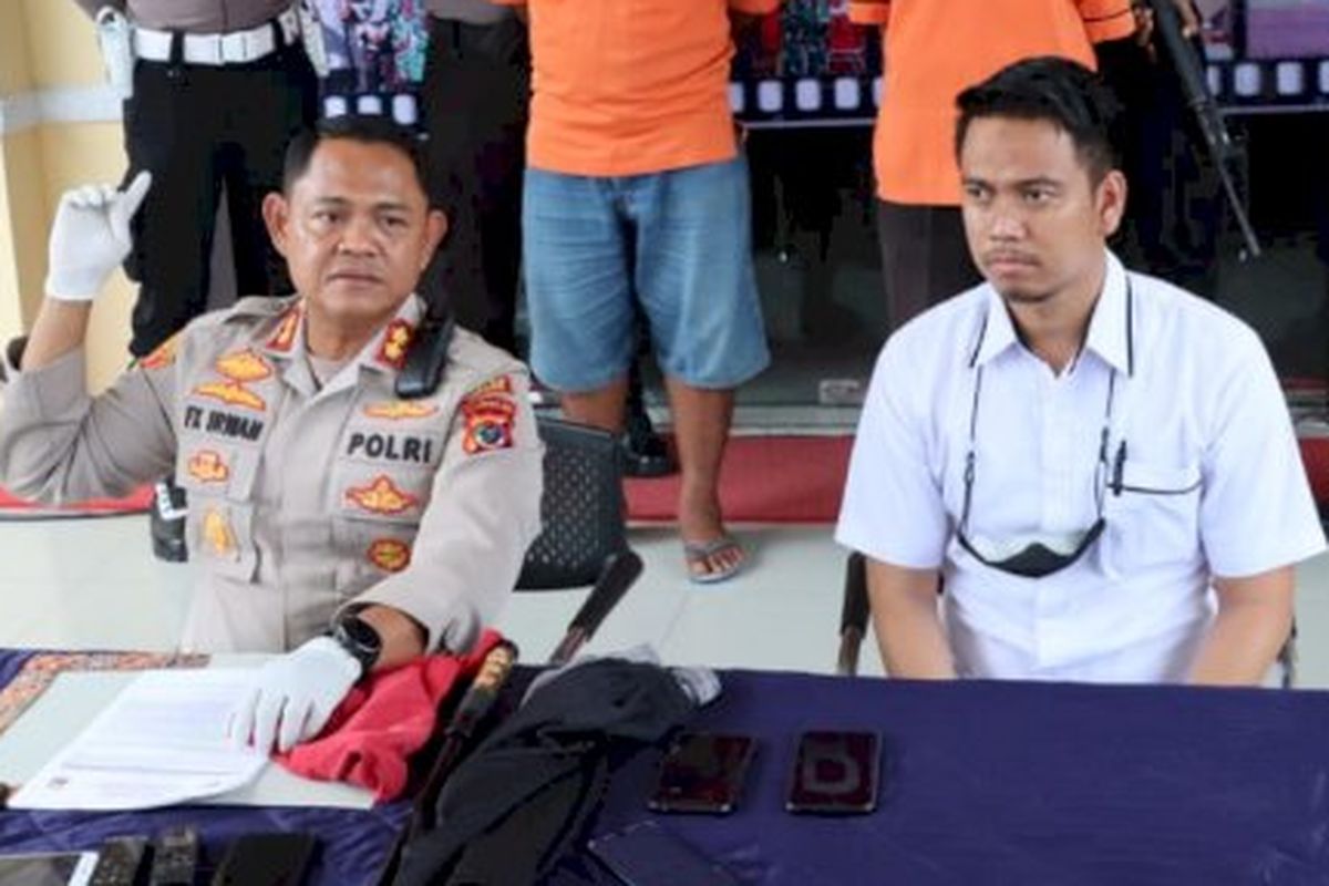 Kapolres Kupang AKBP FX Irwan Arianto, saat memberikan keterangan pers, dengan menghadirkan tersangka AN dan IT di Markas Polres Kupang, Kamis (9/6/2022) 