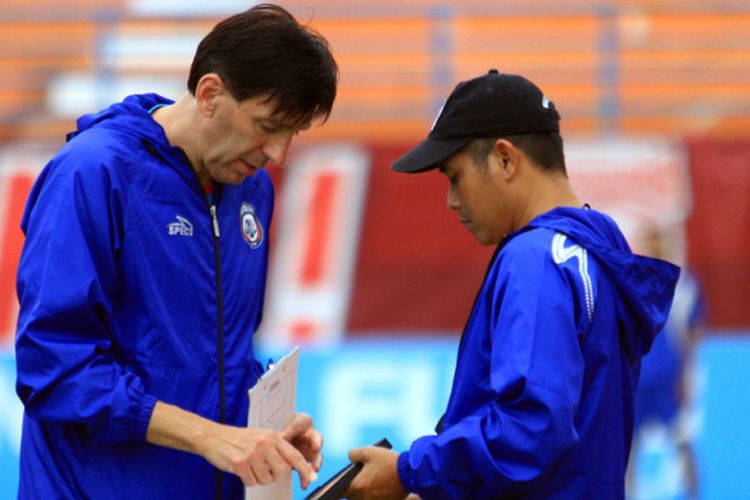 Pelatih Arema FC, Joko Susilo (kanan), berdiskusi dengan asistennya, Milan Petrovic, dalam sesi uji coba lapangan di Stadion Segiri, Samarinda, Minggu (8/4/2018)
