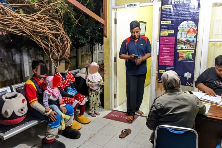 Pasutri di Bontang yang bawa anak saat mengamen