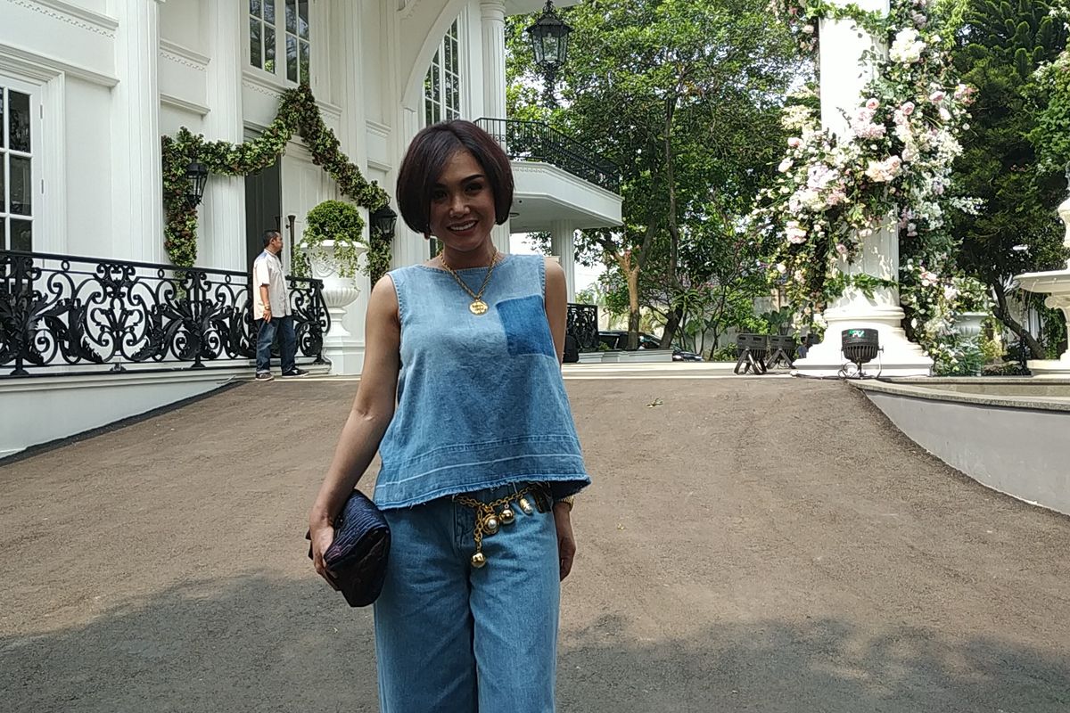 Yuni Shara berpose saat menghadiri sebuah acara di The Manor, Andara, Jakarta Selatan, Jumat (28/6/2019).