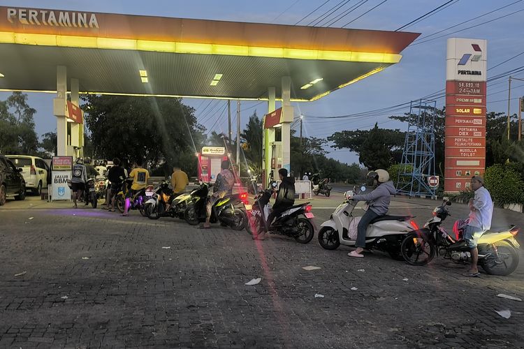 Antrean Pertalite Mengular di 3 SPBU Pamekasan, Pengendara: Eceran Sudah Banyak Kosong