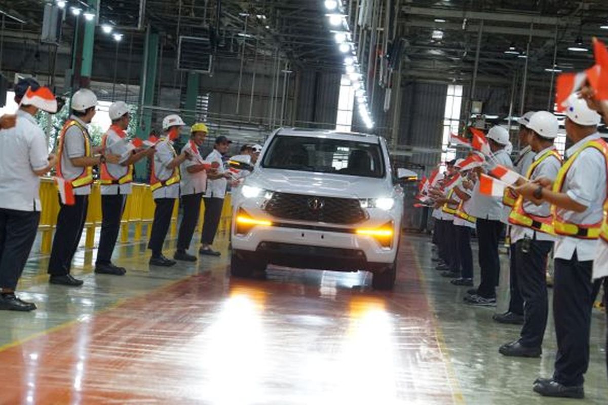 Produksi Toyota Kijang Innova Hybrid di pabrik Karawang, Jawa Barat. 