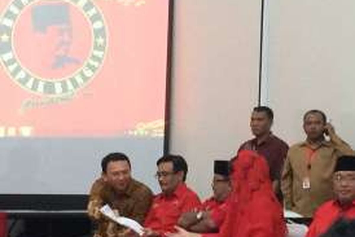 Dari kiri, calon gubernur DKI Jakarta petahana Basuki Tjahaja Purnama atau Ahok dan calon wakil gubernur DKI Jakarta Djarot Saiful Hidayat di DPP PDI Perjuangan, Selasa (20/9/2016).