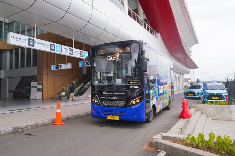 Ada layanan bus Trans Metro Pasundan bagi penumpang Whoosh untuk menuju Kota Bandung.