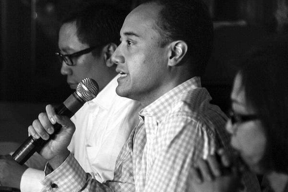 Presiden Direktur Mandala Airlines Diono Nurjadin (tengah) menjawab pertanyaan wartawan dalam jumpa pers terkait penghentian sementara operasional Mandala di Jakarta, Rabu (12/1) malam.