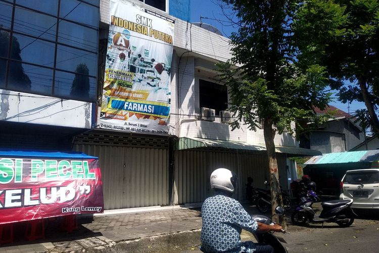 SMK Kefarmasian Indonesia Putera di Jalan Kelud, Kota Blitar ditutup sementara selama dua pekan menyusul temuan kasus konfirmasi Covid-19 di antara 9 siswa, Rabu (2/2/2022)