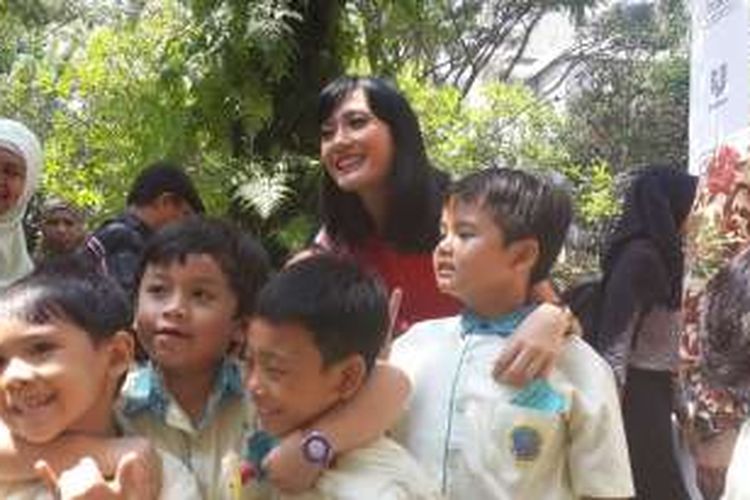 Artika Sari Devi, Puteri Indonesia 2004 saat berfoto bersama anak - anak di Universitas Brawijaya dalam Penutupan Bulan Kesehatan Gigi, Senin (28/11/2016)