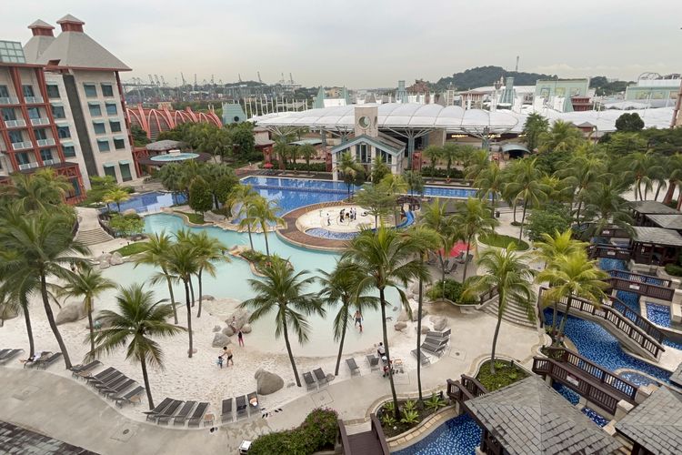 Area kolam renang Hotel Hard Rock, Resort World Sentosa Singapura.