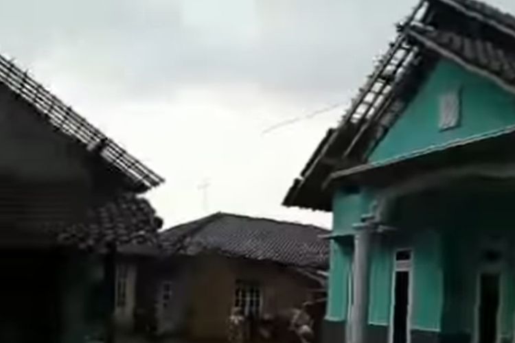 DOKUMENTASI/Rumah Warga rusak diterjang angin puting beliung dan hujan es di Kabupaten Temanggung, Jawa Tengah pada Sabtu (21/10/2023)