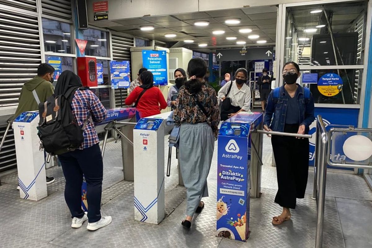 Suasana pintu masuk Halte Transjakarta Harmoni, Jakarta Pusat pada Senin (17/10/2022). Tidak tampak antrean penumpang akibat sistem tap in dan tap out di halte ini. 