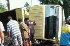 Mesin Mati di Tanjakan, Dump Truck Timpa Pengendara Motor di Cianjur