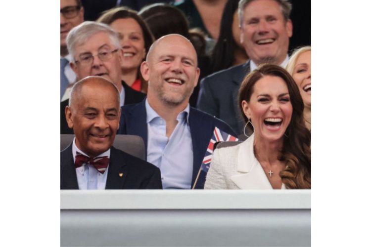 Kate Middleton tengah menghadiri Platinum Concert yang dihelat di luar Istana Buckingham. Ia ditemani oleh sang suami dan dua anak teertuanya. Hadir pula dalam kesempatan itu Perdana Menteri Inggris Boris Johnson dan Pemimpin Partai Buruh Keir Starmer.